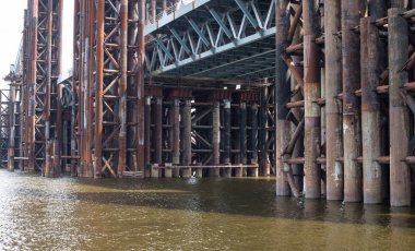 Köprü inşaatı. Kiev (Ukrayna Dinyeper bitmemiş köprüden paslı metal iskeleler).