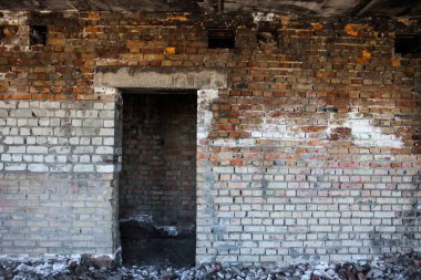 Kapı diyafram eski yıkık tuğla bina içinde