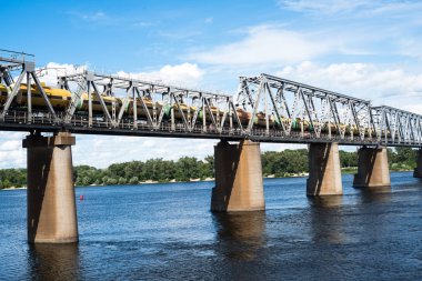 Kyiv 'deki Petrivskiy demiryolu köprüsünde Dinyeper boyunca yük treni var..