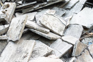 Hasarlı beton bloklar yığını. Yapı enkazı.
