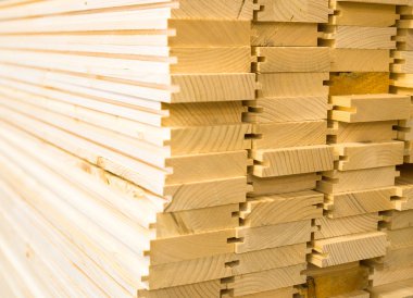 Bir yığın yeni ahşap tahta. Kapat..