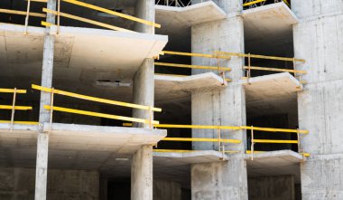 İnşaat alanındaki gelecekteki binanın gri beton iskeleti