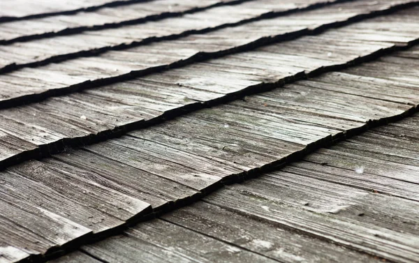 古い木製の帯状の屋根 木地の質感 — ストック写真