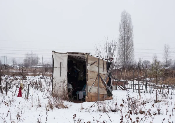 冬は雪に覆われた仮設住宅 — ストック写真