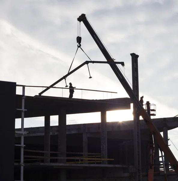 Construcción Del Nuevo Edificio Grúa Funciona Silueta —  Fotos de Stock