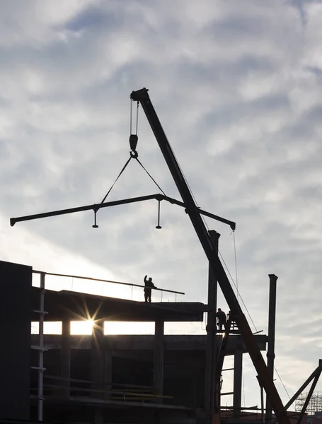 Construcción Del Nuevo Edificio Grúa Funciona Silueta —  Fotos de Stock