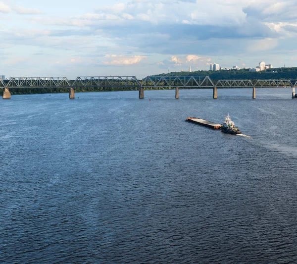 Barcaça Flutuando Nas Águas Azuis Dnieper Contra Paisagem Verão Kiev — Fotografia de Stock
