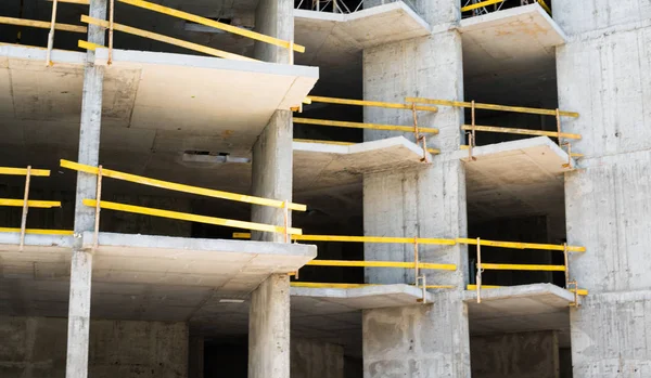 İnşaat alanındaki gelecekteki binanın gri beton iskeleti