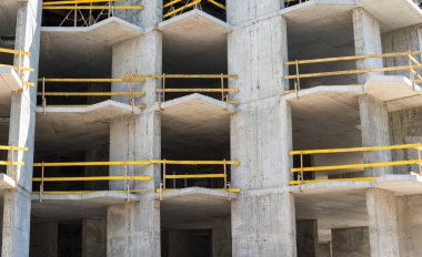 İnşaat alanındaki gelecekteki binanın gri beton iskeleti
