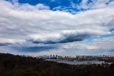 Kyiv 'deki Dinyeper Nehri' nin sol yakası (sağ kıyıdan manzara) ilkbaharın başlarında.