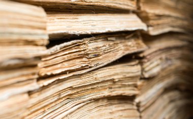 Eski kağıt dökümanlarını arşivde yığın.