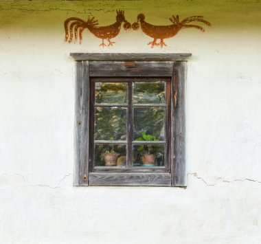 Eski geleneksel Ukrayna ev wattle and daub teknikte inşa pencerenin dekore edilmiş.