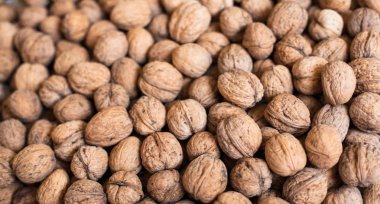 Kabuklu ceviz yığını (Juglans regia).