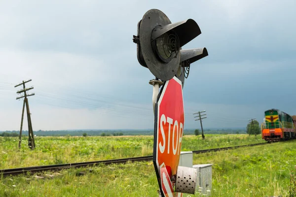 Demiryolu Kavşağındaki Trafik Işıkları Tabelalar Yaklaşan Tren Ukrayna — Stok fotoğraf