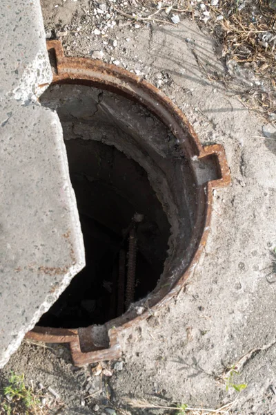 Open Manhole Partly Covered Concrete Block — Stock Photo, Image