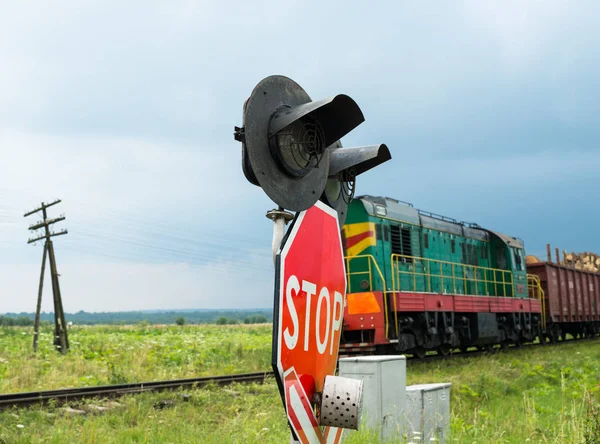 Trafik Işıkları Işaretler Demiryolu Geçidi Yaklaşan Yük Treni Ukrayna — Stok fotoğraf