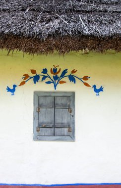 Eski geleneksel Ukrayna ev dekore pencere wattle and daub tekniği thatched çatı ile inşa edilen ve panjurlar kapalı.