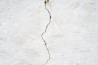 Eski wattle and daub evin kırık badanalı duvar.