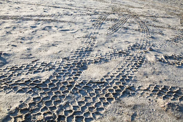 Следы Колес Мокром Песке После Дождя — стоковое фото