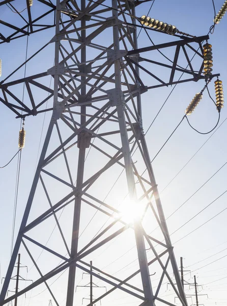 Pylon Mot Den Skinande Sol Och Blå Himmel — Stockfoto