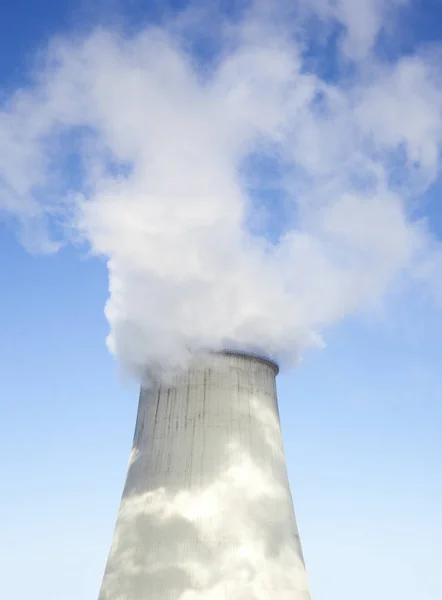 キエフ ウクライナ の発電所の冷却塔の上に水蒸気と — ストック写真