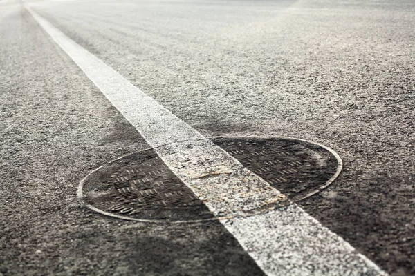 Tombino Sulla Strada Con Linea Demarcazione Bianca Esso — Foto Stock