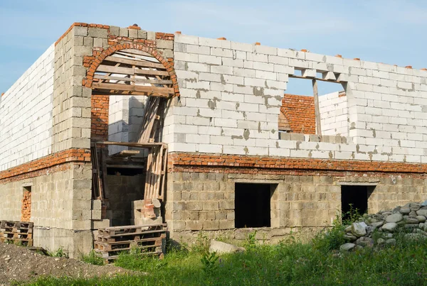 Строительство Нового Дома Белого Кирпича — стоковое фото