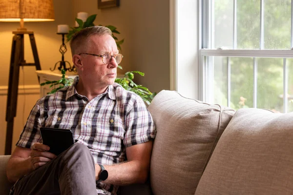 Mature Man Sitting Alone Using Reader Takes Moment His Kindle — Stock Photo, Image