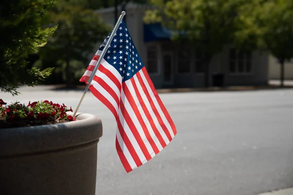 Маленький Американський Прапор Розміщений Стороні Вулиці Маленькому Містечку — стокове фото