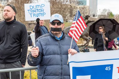 CHARLOTTE, NORTH CAROLINA / ABD - 7 Şubat 2020: Trump protestocusu Başkan 'ın 7 Şubat 2020' de Charlotte, Kuzey Carolina 'daki ziyaretini bekliyor
