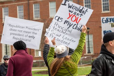 CHARLOTTE, NORTH CAROLINA / ABD - 7 Şubat 2020: Anti-Trump protestocuları, Başkan 'ın 7 Şubat 2020' de Charlotte, Kuzey Carolina 'daki Merkez Piedmont Halk Koleji' ndeki mitingine gelişini protesto ettiler