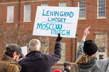 CHARLOTTE, NORTH CAROLINA / ABD - 7 Şubat 2020: Anti-Trump protestocuları, Başkan 'ın 7 Şubat 2020' de Charlotte, Kuzey Carolina 'daki Merkez Piedmont Halk Koleji' ndeki mitingine gelişini protesto ettiler