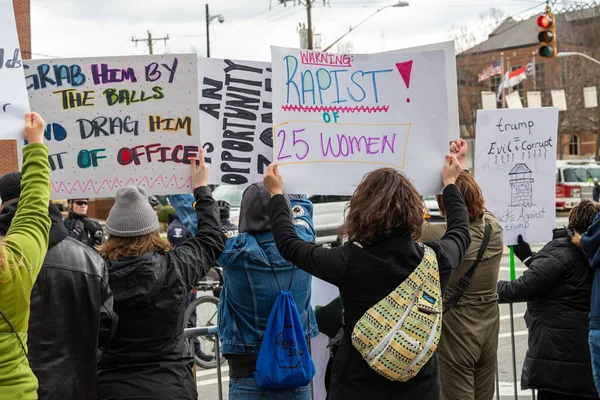 查尔斯 北卡罗莱纳州 2020年2月7日 女性抗议者在唐纳德 特朗普总统于2020年2月7日访问北卡罗莱纳州夏洛特时举手表决 — 图库照片
