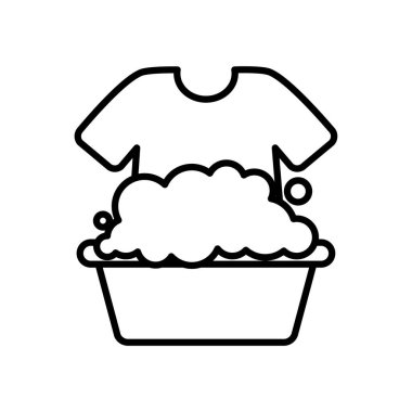 Sabunlu su ve tişörtle dolu kova, sıra tarzı.