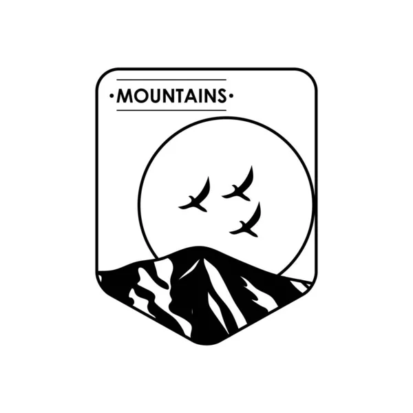 Insigne insigne avec montagne et grand soleil, style silhouette — Image vectorielle