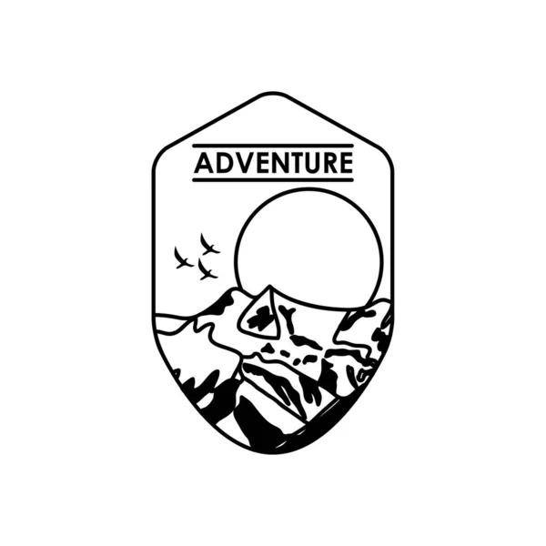 Insigne d'insigne d'aventure avec montagnes enneigées et soleil, style silhouette — Image vectorielle