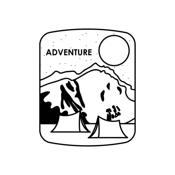 Insignia de escudo de aventura con montañas secas y tiendas de campaña, estilo silueta — Vector de stock