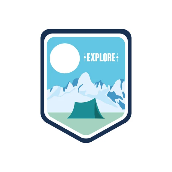 Insignes de bouclier avec montagnes enneigées et tente de camping, style plat — Image vectorielle