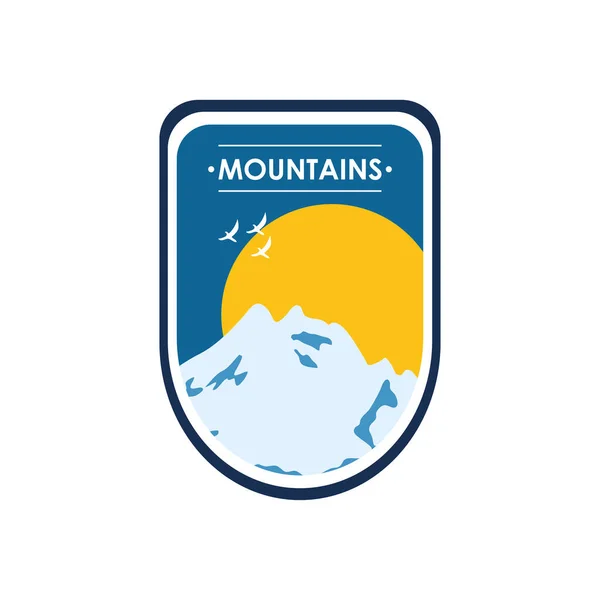 Crachá de montanhas com montanha nevada e sol, estilo plano — Vetor de Stock