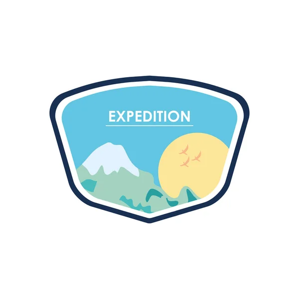 Insignes d'expédition avec icône de la montagne et du soleil, style plat — Image vectorielle