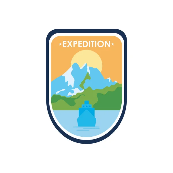 Insigne de bouclier d'expédition avec aménagement paysager des montagnes, style plat — Image vectorielle