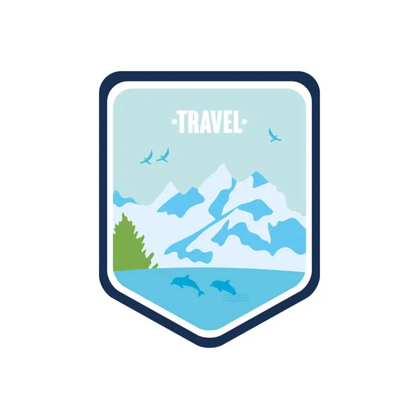 Emblèmes de voyage avec lac et montagnes enneigées, style plat — Image vectorielle