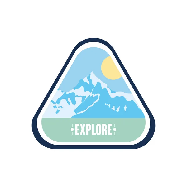 Emblema de insígnia triangular com design de exploração com montanhas nevadas e sol, estilo plano —  Vetores de Stock
