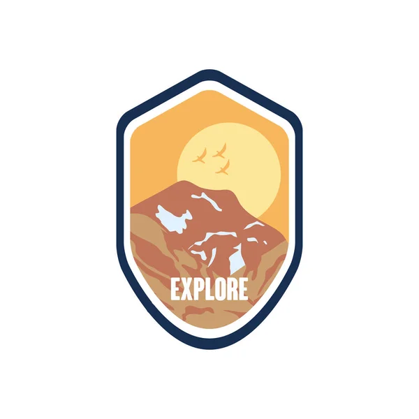 Explorer insigne insigne avec montagnes sèches et coucher de soleil, style plat — Image vectorielle