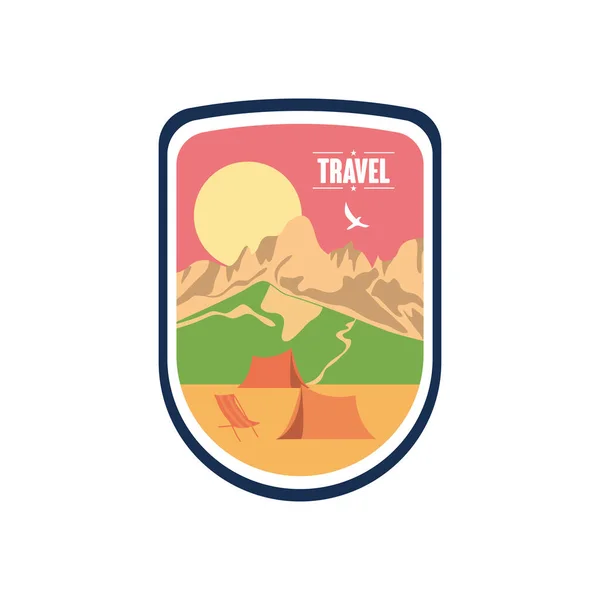 Badge bouclier avec montagnes sèches et soleil, style plat — Image vectorielle