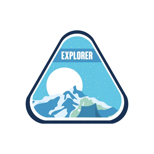 带雪山和月亮的探险家徽章，扁平风格 — 图库矢量图片