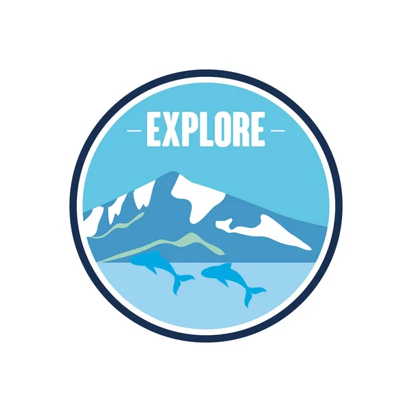 Insigne rond avec explorer le design avec des montagnes enneigées et des dauphins, style plat — Image vectorielle