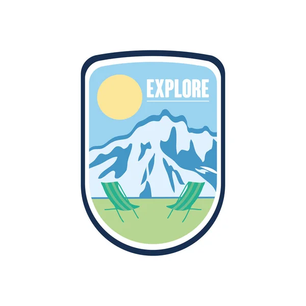 Escudo com explorar design com montanhas e sol, estilo plano —  Vetores de Stock