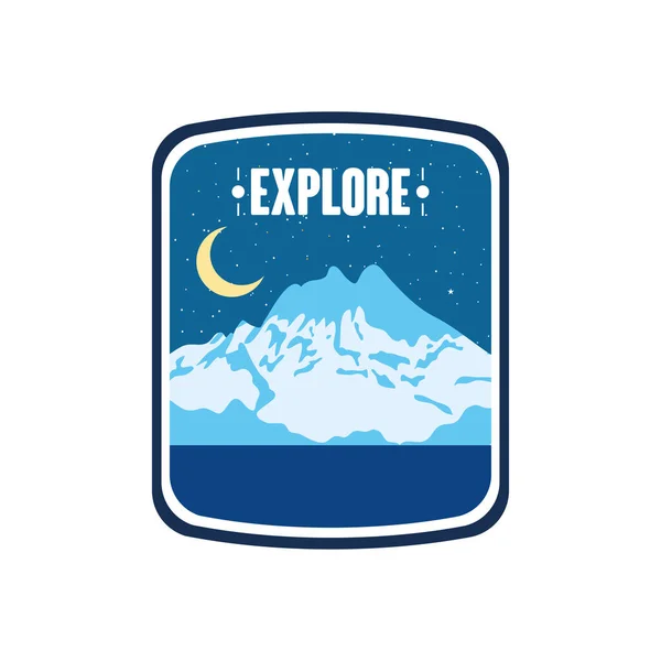 Explorer insignes de badge avec montagnes de neige et demi-lune, style plat — Image vectorielle