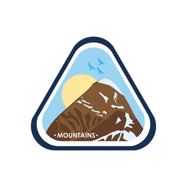 Insigne triangle avec montagnes rocheuses et soleil, style plat — Image vectorielle